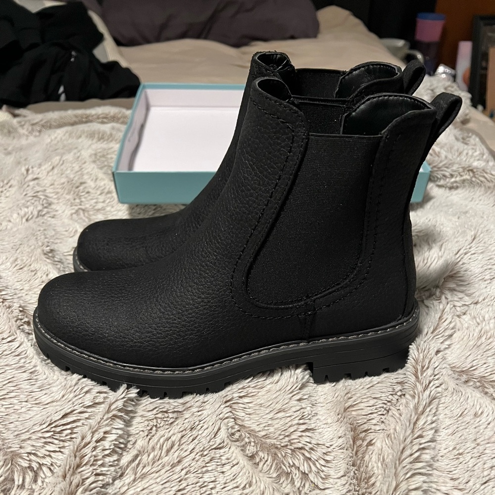 NWT Black Chelsea boots